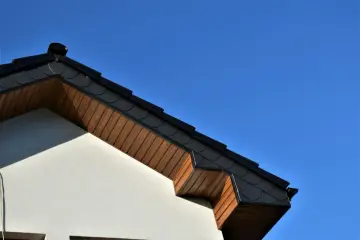 Drewniana podbitka dachowa na krokwiach, tworząca estetyczne wykończenie dachu.
