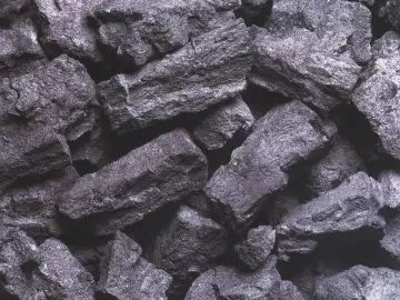Stos węgla koksowego, gotowy do rozpalenia w piecu.