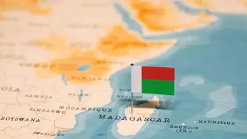 Flaga Madagaskaru na mapie. Luty to pora deszczowa, więc pogoda może być gorąca i wilgotna.