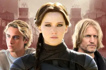 Igrzyska Śmierci obsada: Jennifer Lawrence jako Katniss, Liam Hemsworth jako Gale i Woody Harrelson jako Haymitch na tle dystopijnego miasta.