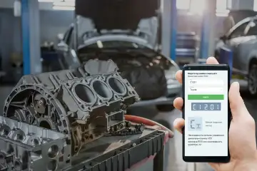 Naprawa Toyoty z błędem C1201. Na ekranie telefonu widoczny kod błędu i części silnika.