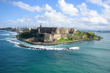 Fortaleza San Felipe del Morro, gdzie jest, dumnie stoi na wybrzeżu Puerto Rico, strzegąc zatoki przed falami oceanu.