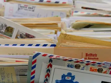 Ein Stapel alter Briefe und Postkarten, vielleicht ein **briefgeheimnis eheleute**? Mit Briefmarken und handschriftlichen Notizen.