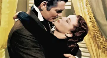 Scarlett O'Hara i Rhett Butler z filmu "Przeminęło z wiatrem" w namiętnym uścisku.