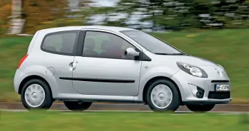Srebrne Renault Twingo 2 w ruchu, z rozmytym tłem zieleni i drzew.