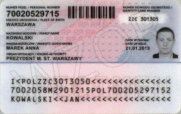 Dowód osobisty Jana Kowalskiego z Warszawy. Czy można odebrać dowód osobisty z upoważnieniem? Na dokumencie widnieje zdjęcie.