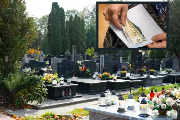 Cmentarz Bródnowski: ile kosztuje miejsce? Dłonie wkładają pieniądze do koperty, symbolizując koszty pochówku.