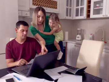Rodzina przy laptopie dyskutuje o ulga na dziecko 112 tys. brutto czy netto.