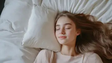 Spokojny sen dziewczyny na poduszce, symbolizujący **regulowanie emocji** i odpoczynek.