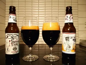 Dwa kieliszki z ciemnym piwem Gonzo Imperial Porter i butelki obok. Czy warto leżakować piwa typu imperial stout przez kilka lat?