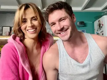Michalina Sosna i jej mąż uśmiechają się do zdjęcia. Ona w różowym szlafroku, on w szarym podkoszulku.