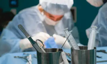 Chirurdzy w akcji, a obok strzykawki i narzędzia. Ile zarabia lekarz w szpitalu? To pytanie nurtuje wielu, gdy widzą ciężką pracę medyków.