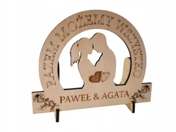 Drewniana statuetka z grawerem "RAZEM MOŻEMY WSZYSTKO" i imionami "PAWEŁ & AGATA", z sylwetką pary i sercami.