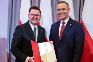 Prezydent Chorzowa, Szymon Michałek, odbiera dokument.