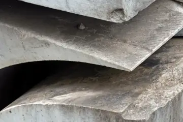 Warstwowe, szare płyty kamienne, przygotowane do klejenia kamienia naturalnego.