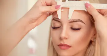 Precyzyjne pomiary przed microbladingiem brwi. Sprawdź, jaka jest microblading brwi cena i uzyskaj idealny kształt.