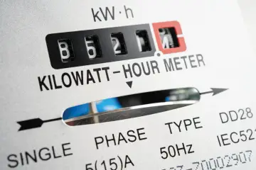 Licznik energii elektrycznej pokazuje zużycie w kWh. Zrozumienie, co to jest opłata mocowa, pomoże Ci lepiej zarządzać rachunkami za prąd.