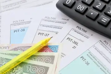 Formularze PIT, kalkulator, polskie banknoty i żółty długopis – wszystko gotowe do rozliczenia podatku i uzyskania zwrotu podatku.