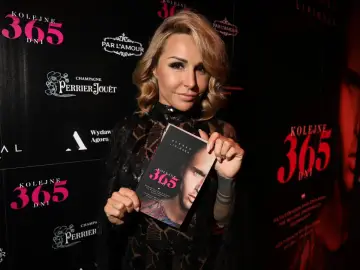 Kobieta prezentuje książkę "Kolejne 365 dni". Tło zdobią logotypy i hasła związane z wydarzeniem.