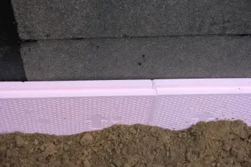 Warstwa folii kubełkowej chroni styropian przed wilgocią i uszkodzeniami mechanicznymi.