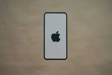 Ikona Apple na tle przypominającym papier. Dowiedz się, jak usunąć konto Apple ID.