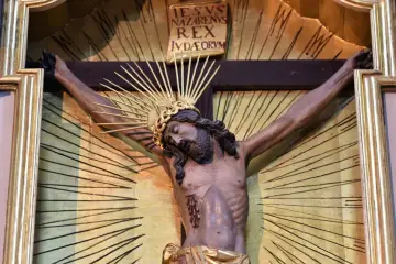 Rzeźba Jezusa na krzyżu, symbolizująca mękę i śmierć. Długość tej sceny w liturgii Wielkiego Piątku odzwierciedla głębię żałoby.