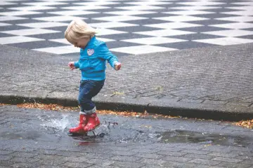 Jesienne akcesoria dla dzieci: jak przygotować malucha na deszczowe dni?