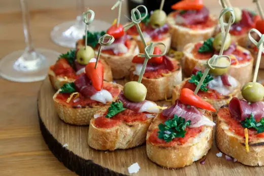Sałatki i przekąski na imprezę - prosty sposób na wygodne menu