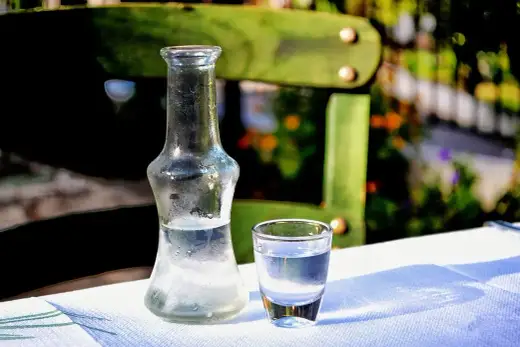 Grecka wódka - Ouzo, tsipouro i tsikoudia. Jak pić i co wybrać?