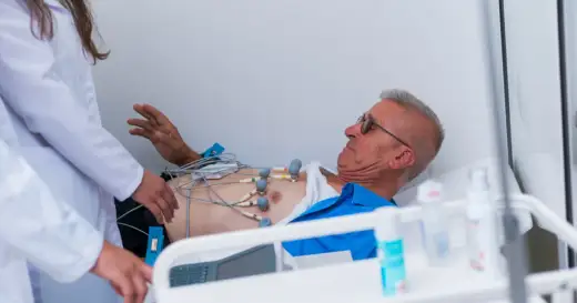 Ból w klatce piersiowej - Czy to stan przedzawałowy? Działaj!