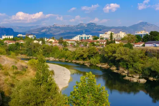 Lot do Czarnogóry - Tivat czy Podgorica? Jak wybrać?