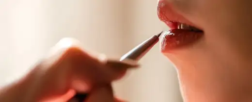 Jak malować usta konturówką, żeby wyglądały naturalnie