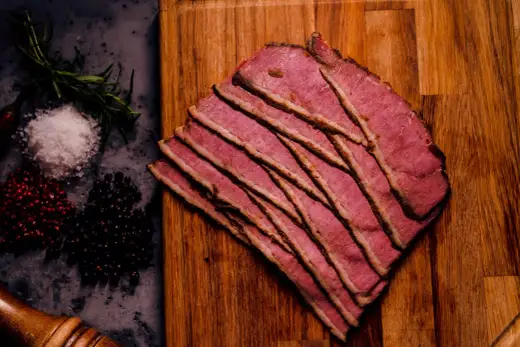 Pastrami - co to, jak smakuje i jak je wykorzystać w kuchni?
