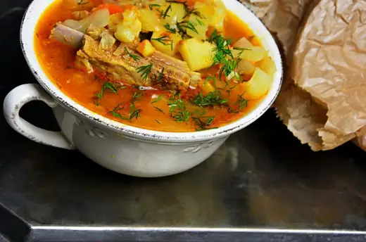 Zupa na żeberkach - przepis na głęboki smak i aromat