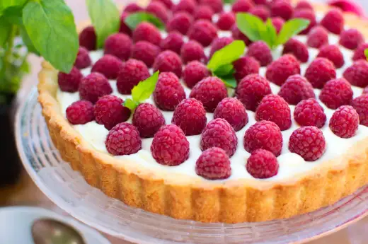 Tarta z malinami - Idealny przepis na kruchy spód i stabilny krem