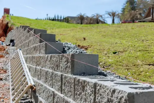 Mur oporowy z bloczków betonowych - kiedy ma sens i ile kosztuje