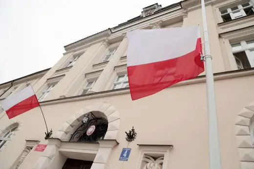 Flaga Polski pionowo – Jak zawiesić poprawnie? Uniknij błędów!