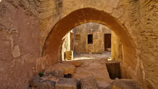 Grobowce Królewskie Pafos - Czy to na pewno groby królów?