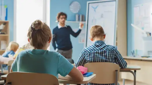 Ile zarabia nauczyciel klas 1-3 - Sprawdź realne zarobki w 2026 roku