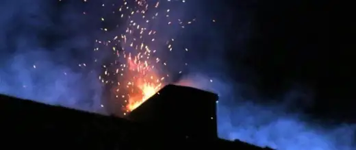 Iskry z komina - Co oznaczają i jak uniknąć pożaru sadzy?