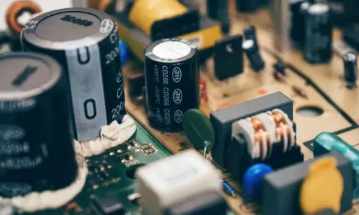 Budowa kondensatora - Dlaczego technologia jest ważniejsza niż µF?