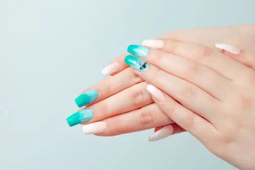 Dwukolorowe paznokcie: modny manicure krok po kroku. Odkryj sekrety!