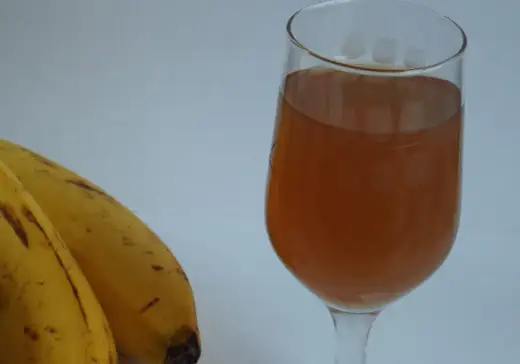 Wino bananowe - przepis. Zrób klarowny, owocowy trunek!
