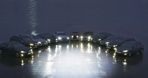 Ksenon vs LED: Które światła wybrać do auta? Poradnik