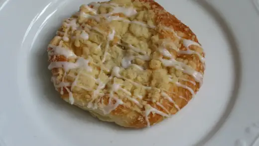 Szneka z glancem - przepis na idealną poznańską drożdżówkę