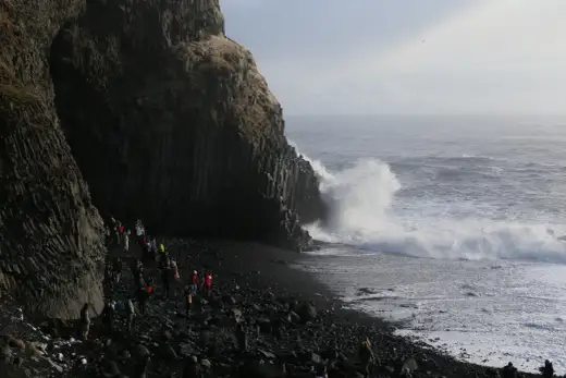 Reynisfjara - czarna plaża Islandii. Jak zwiedzać bezpiecznie?