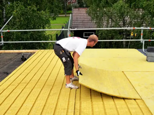 Izolacja dachu płaskiego - jak wybrać materiał i uniknąć błędów?