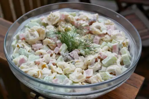 Sałatka z tortellini, szynką i ogórkiem - jak zrobić ją idealnie?