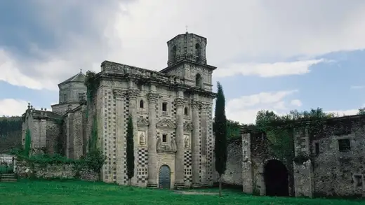 Monasterio de Monfero - La historia tras su fachada ajedrezada