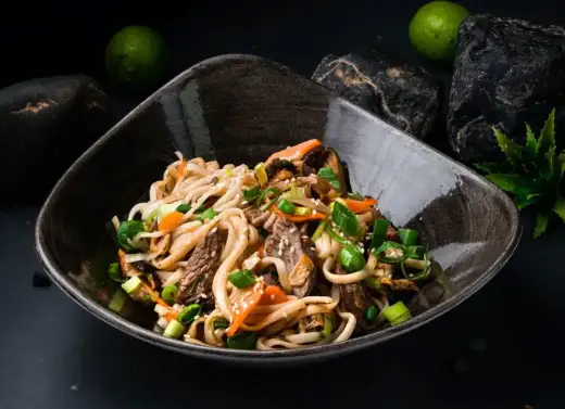 Jak zrobić domowy udon - Przepis na idealnie sprężysty makaron